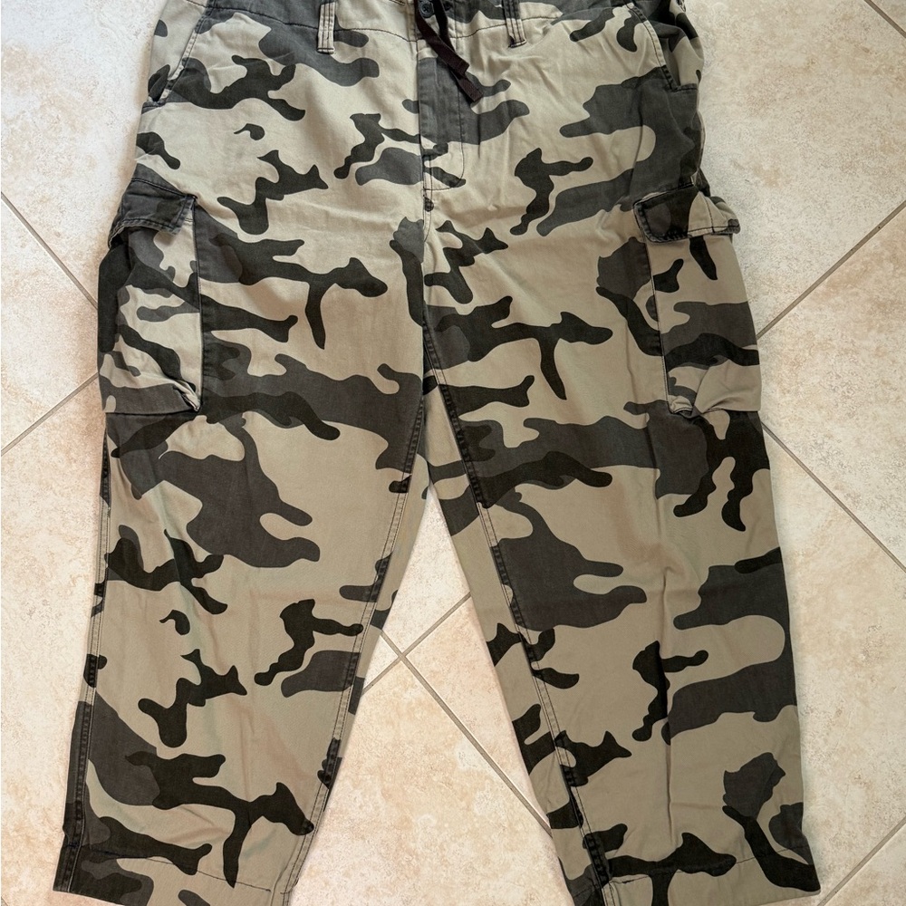 Arizona Jean Company Men's Green Camouflage Cargo Pants
